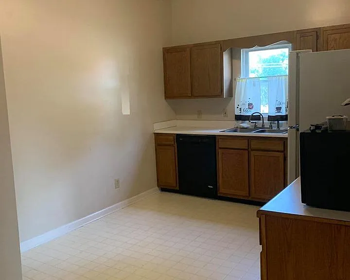 121 Ervin St — Photo 2