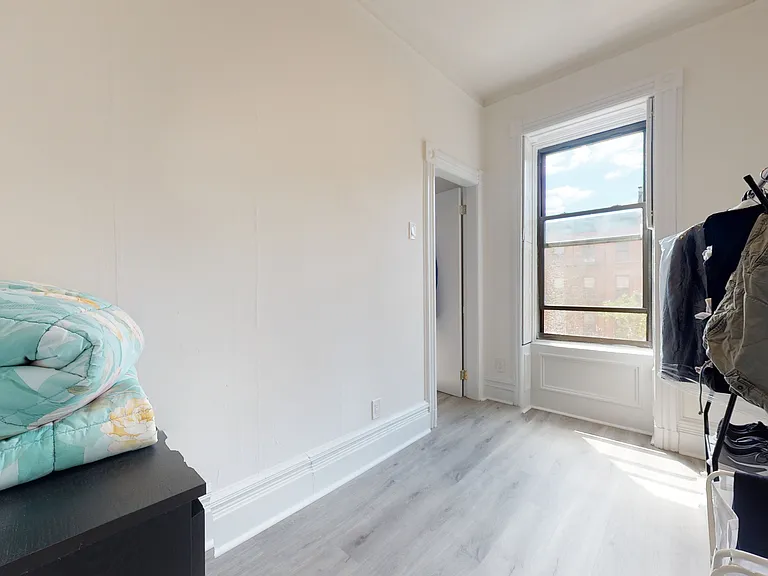 Bonus room / walk in closet / office