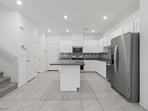 3rd image of 527 Cattleya Pl