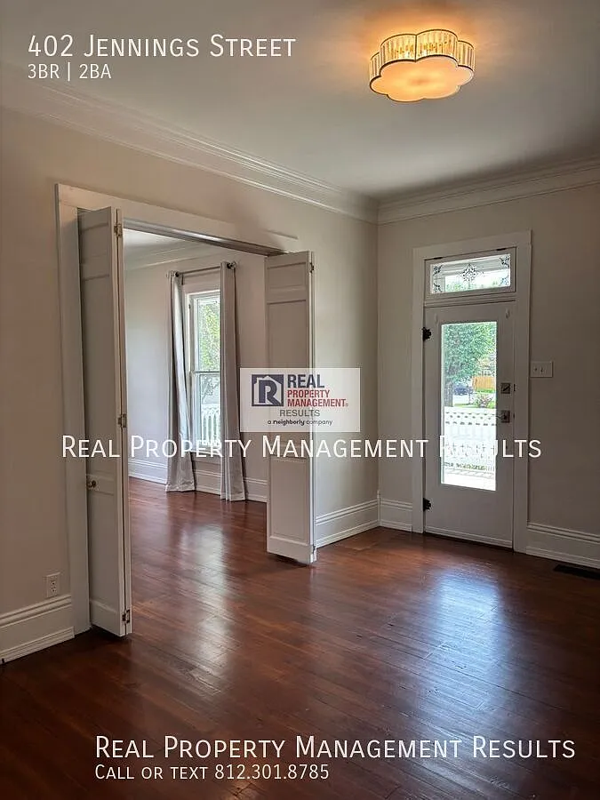 Cottage Charm in Downtown Newburgh - One Block from the River! — Photo 4