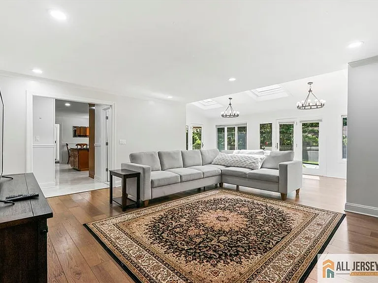 16 Phyllis Pl — Photo 9