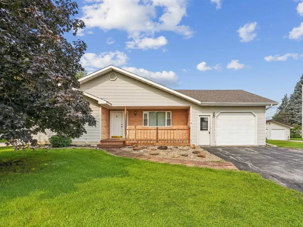 719 S 4th St, Osage, IA 50461