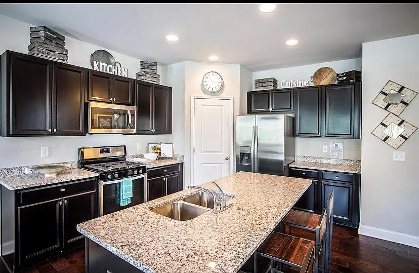 3 bed, 2.5 bath, 1813 sqft, $2,400 — Photo 3