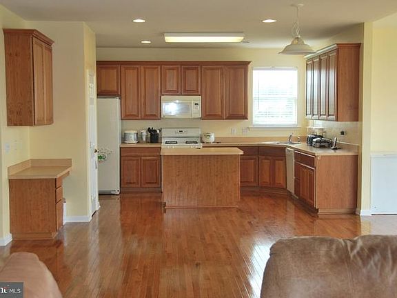 4th image of 36 Berkley Dr