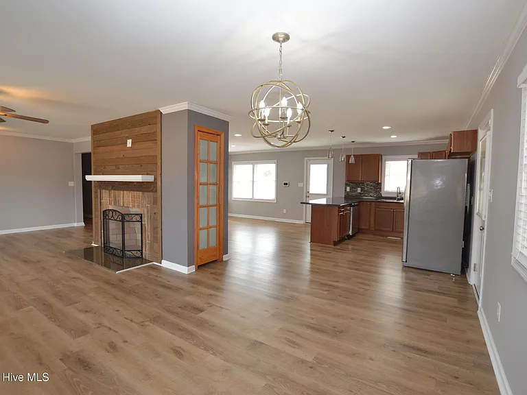 1008 Schall Pl — Photo 5
