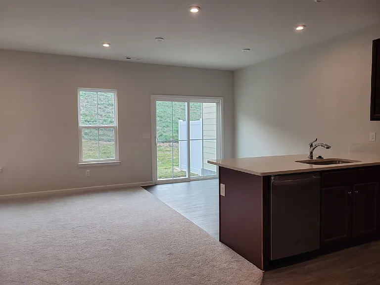 633 Exmoor Dr — Photo 4