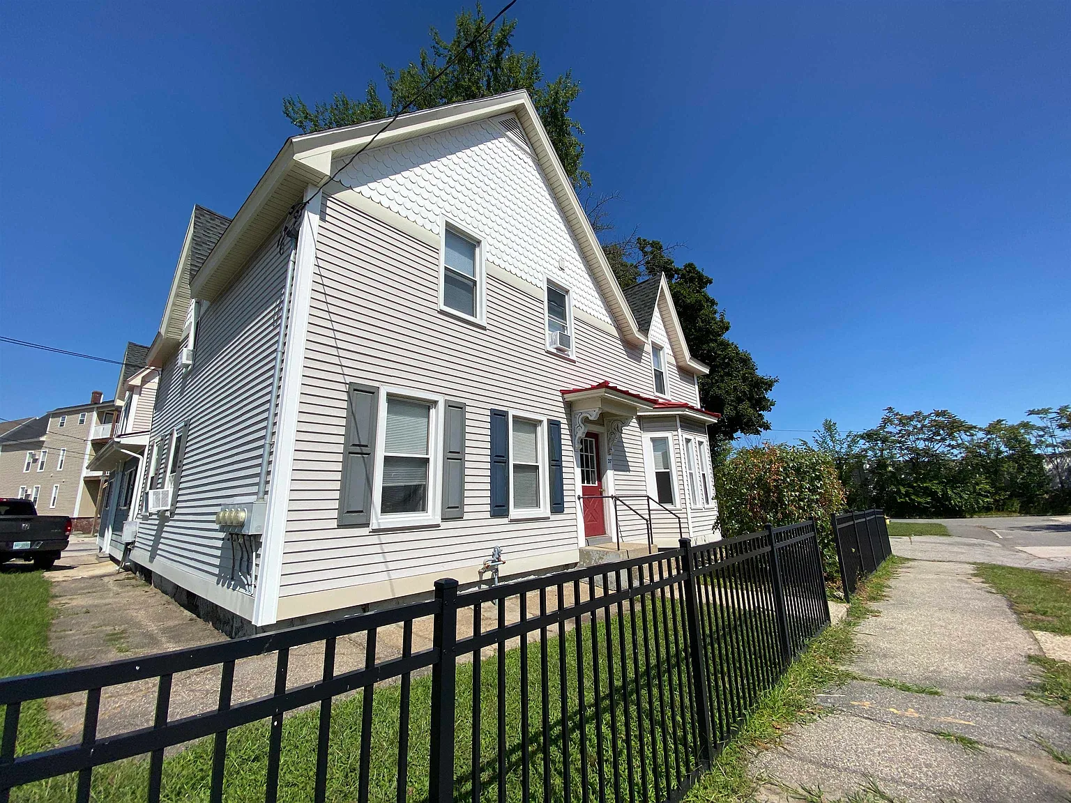 3 bed, 1.0 bath, 745 sqft, $1,660 — Photo 4