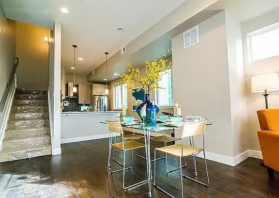 3 bed, 3.5 bath, 1657 sqft, $4,195 — Photo 2