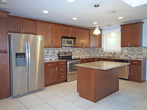 3rd image of 205 Creighton Dr