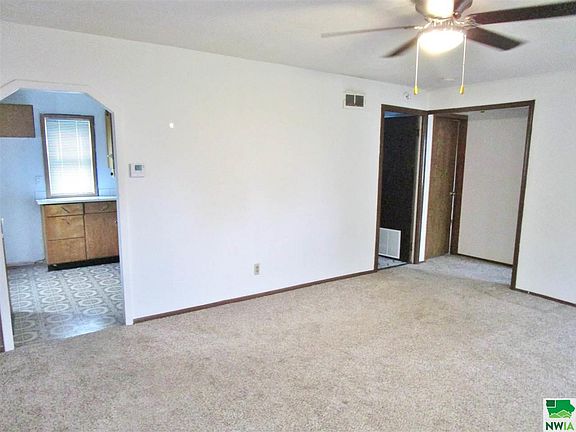 4th image of 218 E 28th St