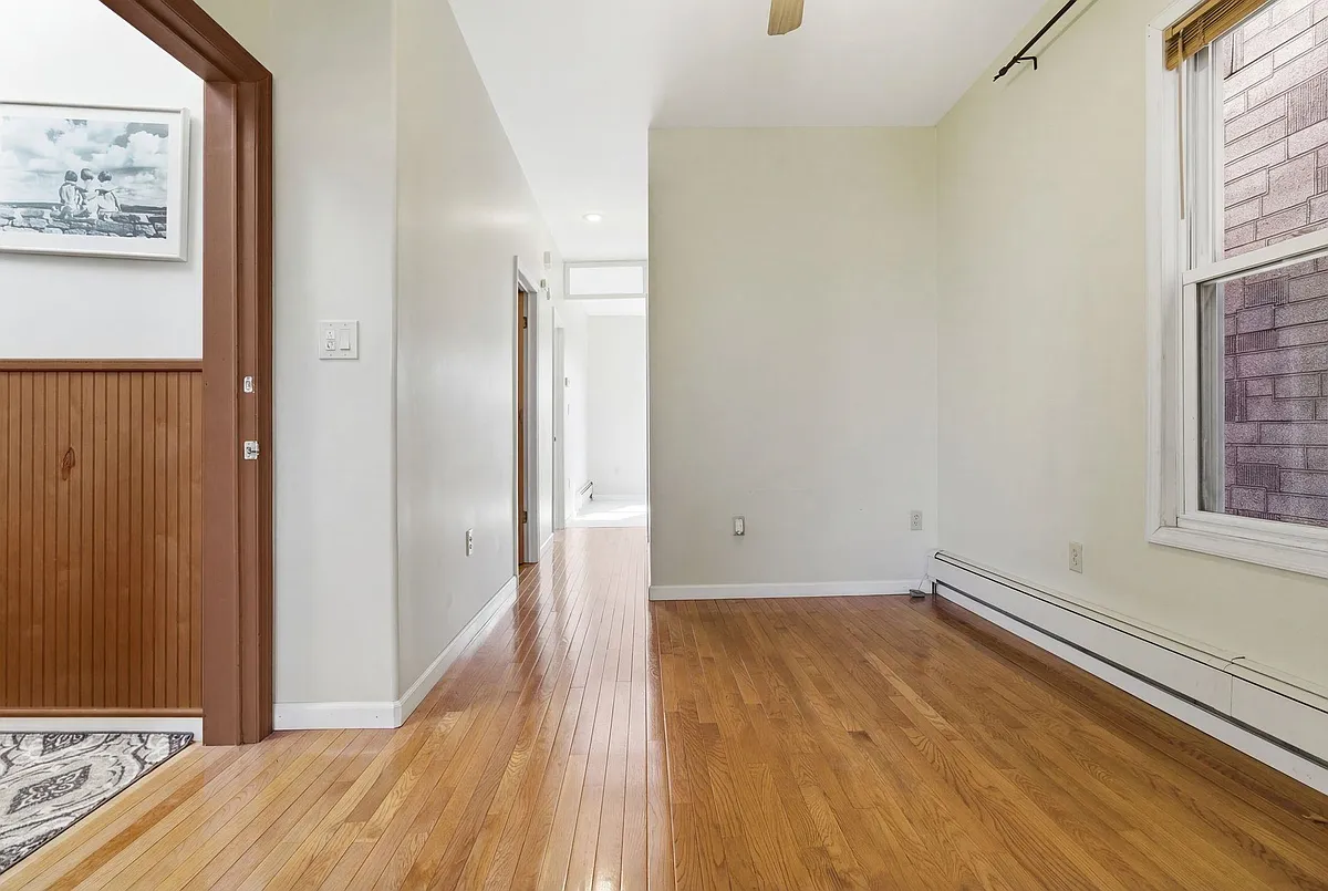 Building Photo - 470 Mallory Ave #2