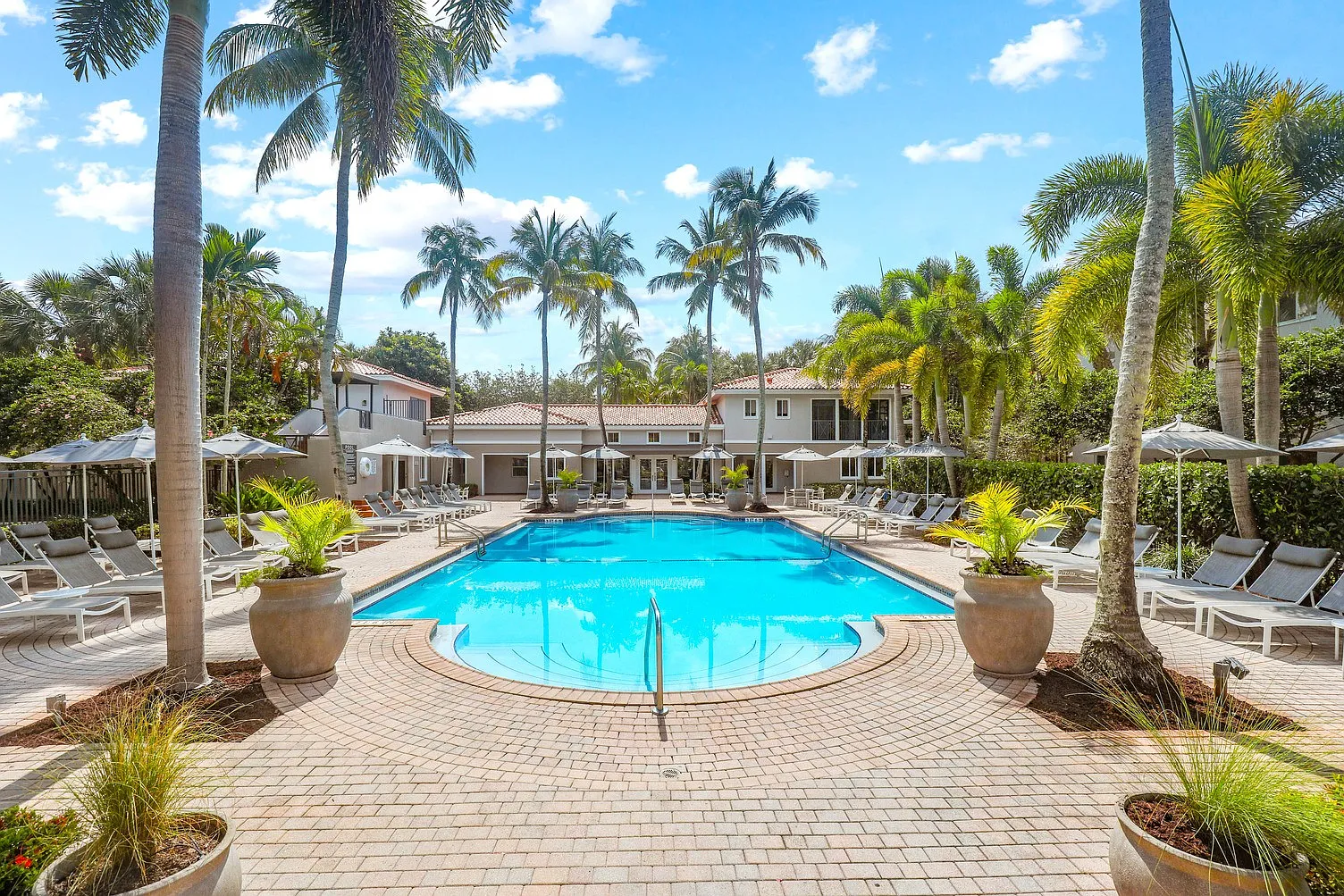 Coconut Palm Club Apartments — Photo 1