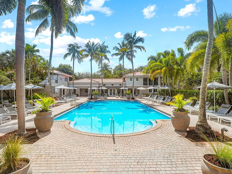 Coconut Palm Club Apartments