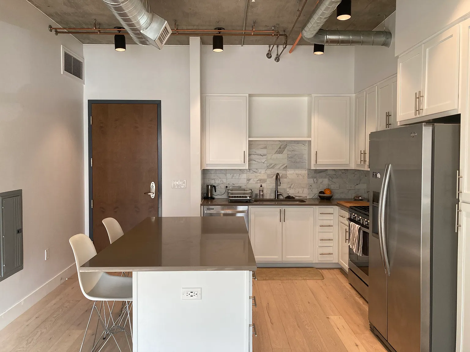 Studio, 698 sqft, $2,300 — Photo 3
