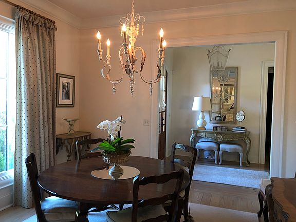 Separate formal dining room