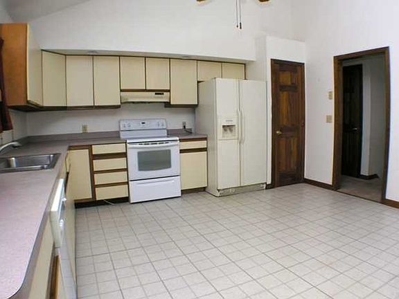 3rd image of 90 Eddon Dr
