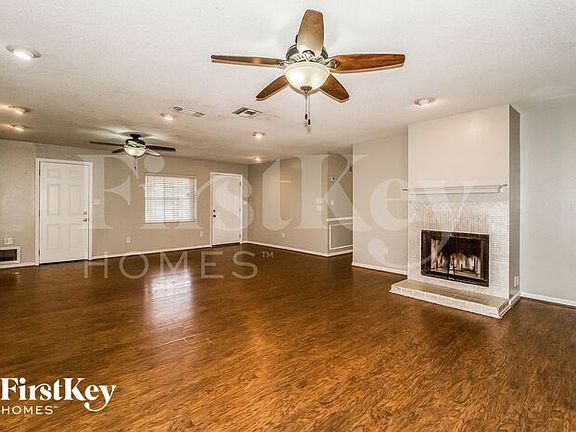 3rd image of 3636 Mirror Lake Dr