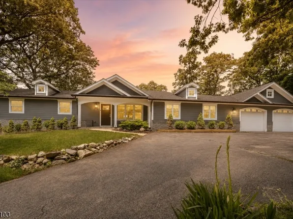 8 Sheeprock Rd, Kinnelon Boro, NJ 07405