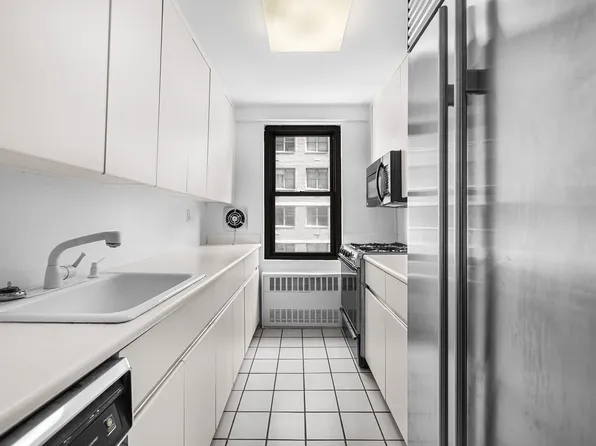 225 East 57th Street 6J image 2 of 7