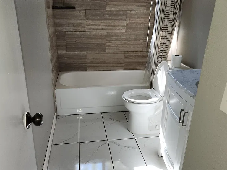 3109 S Maple Ave — Photo 2