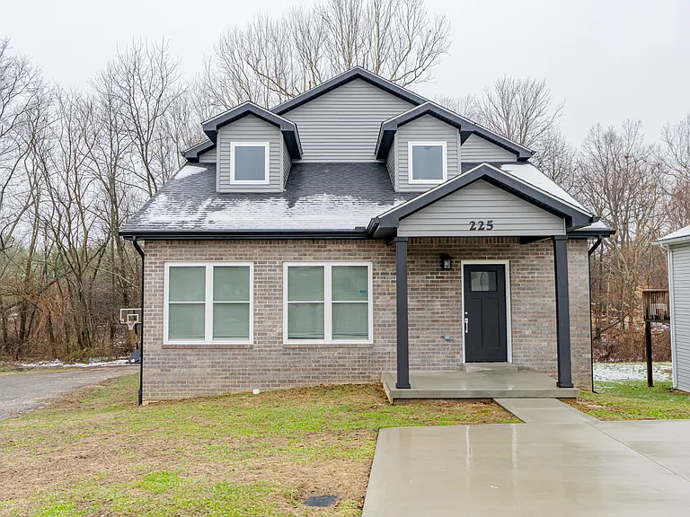 225 Southern Lake Dr — Photo 1