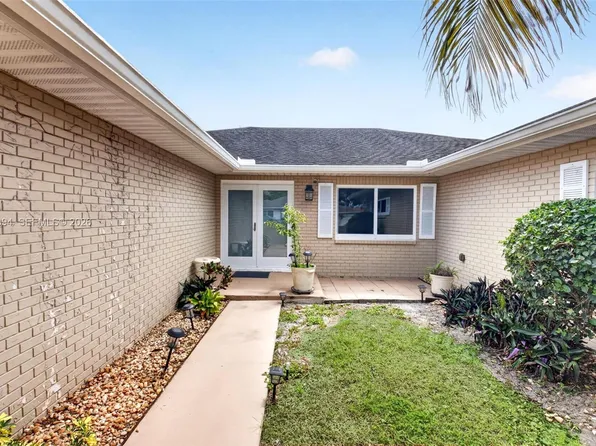 10982 Greentrail Dr S, Boynton Beach, FL 33436