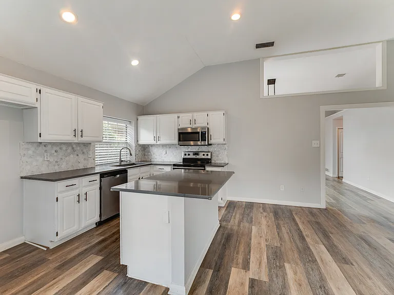 605 English Oak St — Photo 9