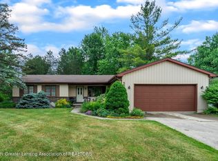 5556 Wood Valley Dr, Haslett, MI 48840