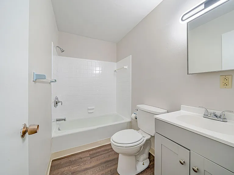 Brooklane Manor Apartments — Photo 41