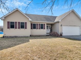 215 E 3rd St, Sheridan, IL 60551