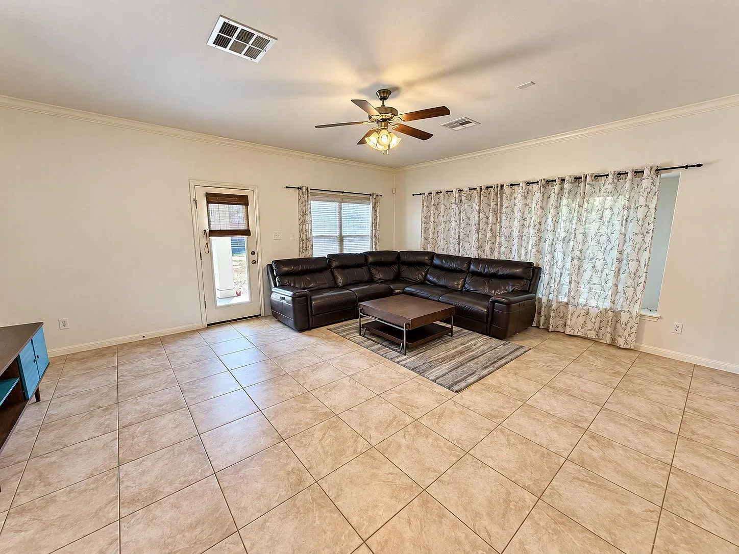 4 bed, 2.5 bath, 3085 sqft, $2,900 — Photo 3