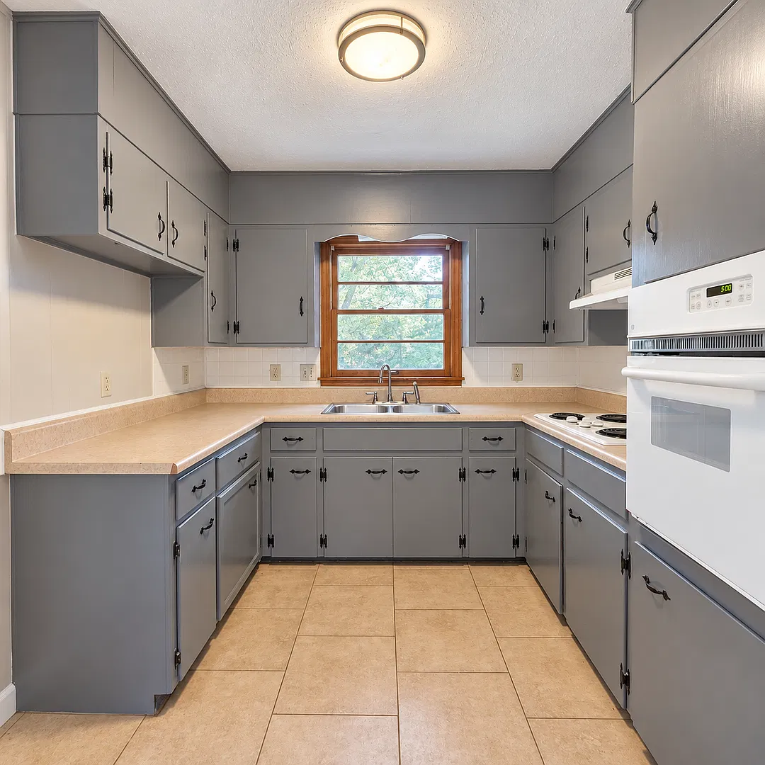 $499 Move In Special! 3 Bed/ 1.5 Bath Close To Uah! — Photo 4