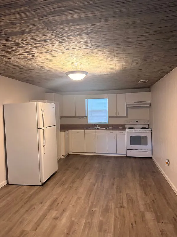 2 bed, 1.0 bath, 900 sqft, $1,050 — Photo 4