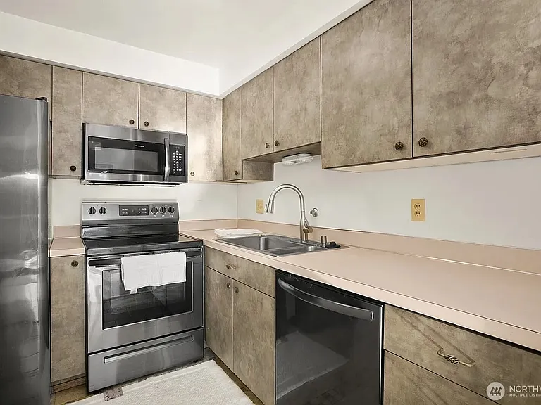 9030 Seward Park Ave S #411 — Photo 6
