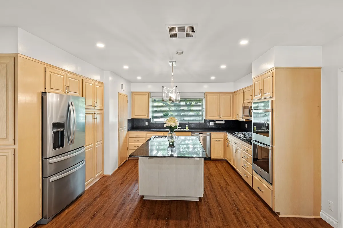 5 bed, 4016 sqft, $9,750 — Photo 4