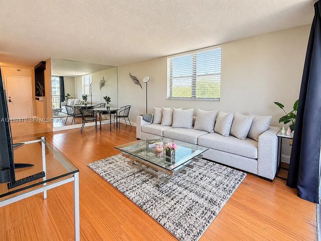 Three Horizons South Cond — Photo 2