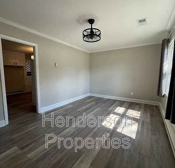 300 W Arrowood Rd — Photo 2