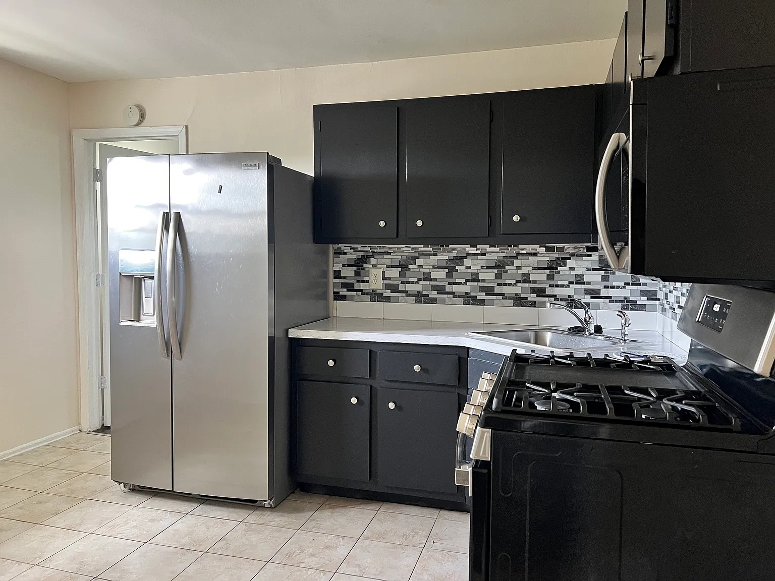 2 bed, 896 sqft, $2,100 — Photo 2