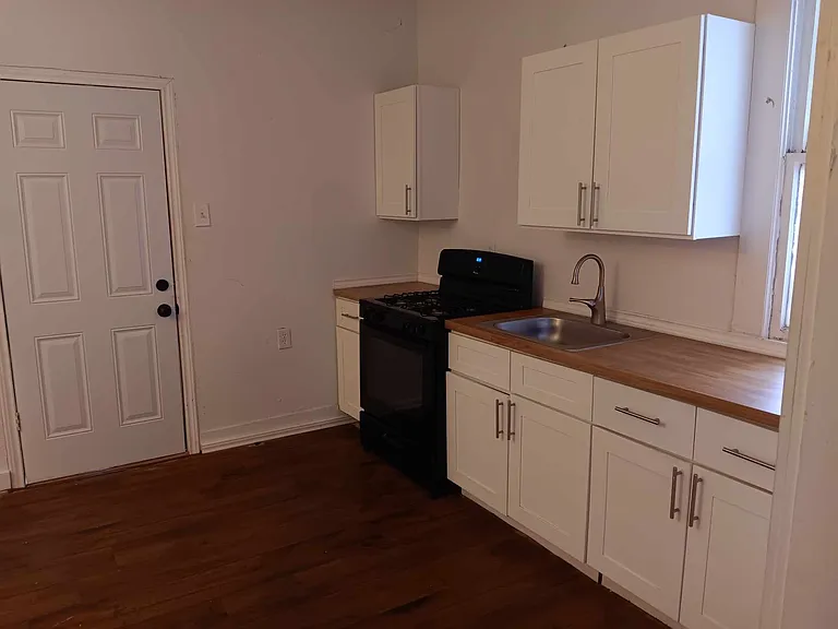 301 E Brin St #B — Photo 6