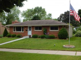 1216 Ed Mar Cir, Waukesha, WI 53188