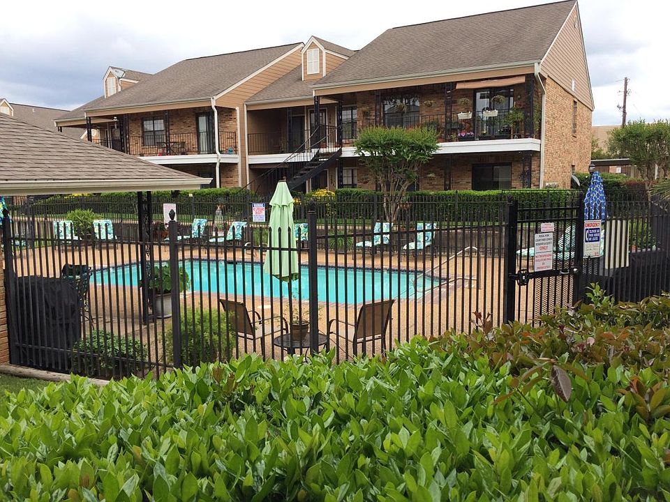 Pool & Courtyard View
