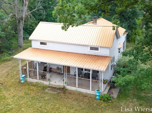 4393 E 8th St, White Cloud, MI 49349