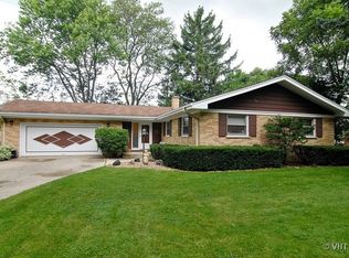 127 Woodland Rd, Libertyville, IL 60048