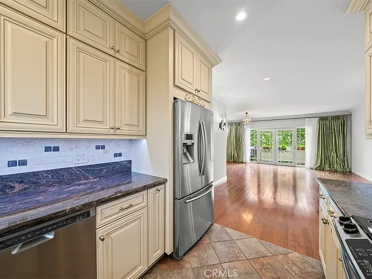 1228 N La Cienega Blvd #203 — Photo 10