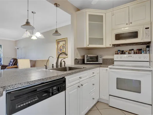 5103 NW 35th St APT 601, Lauderdale Lakes, FL 33319