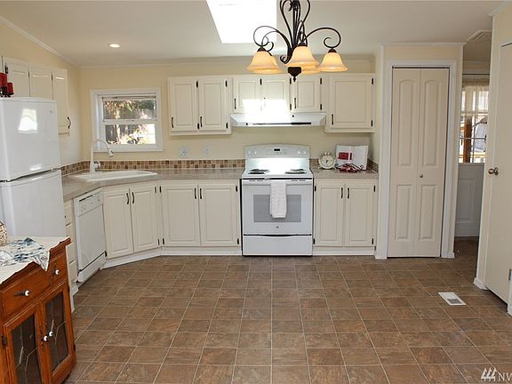 4th image of 22131 Cedarview Dr E
