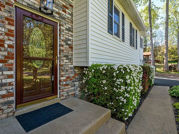 4th image of 32 Clover Hill Dr