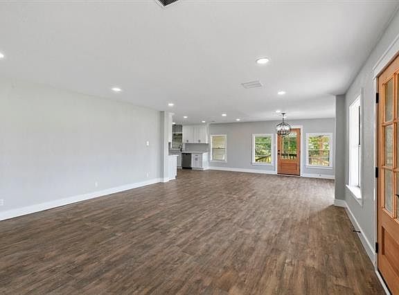 3rd image of 524 Hilma St
