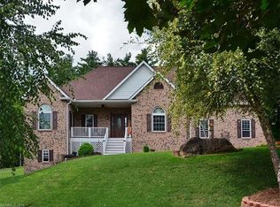 453 Kanuga Forest Dr, Hendersonville, NC 28739