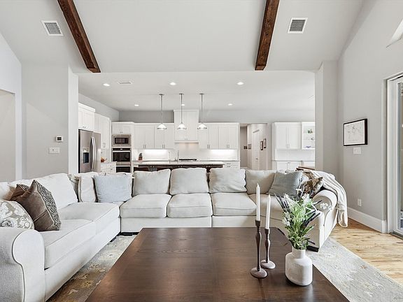4th image of 1031 Country Way